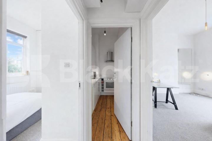 Elegant Raised Ground Floor Apartment in Sought-After NW1 Camden Park Road, Camden